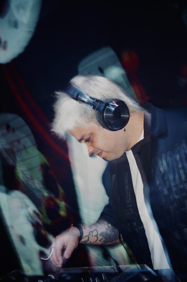 DJ em foto com efeito de movimento — Sad Baile Joker, Halloween em São Paulo, 17/10/2026