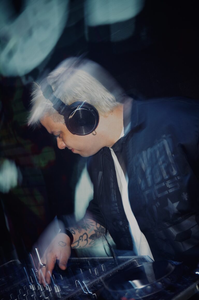 DJ de fones em movimento nos controles — Sad Baile Joker, Halloween em São Paulo, 17/10/2026