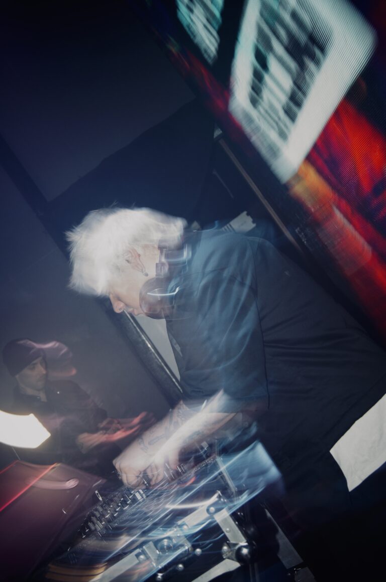 DJ mixando com efeito de luz — Sad Baile Joker, Halloween em São Paulo, 17/10/2026