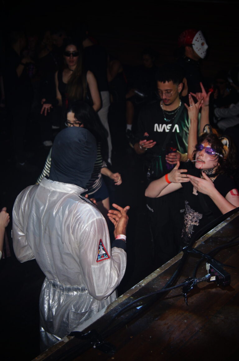 Rapaz de macacão prateado de costas na pista — Sad Baile Joker, Halloween em São Paulo, 17/10/2026