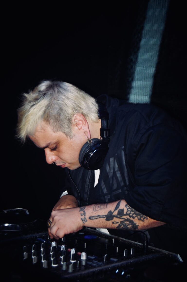 DJ de cabelo platinado e camisa preta — Sad Baile Joker, Halloween em São Paulo, 17/10/2026