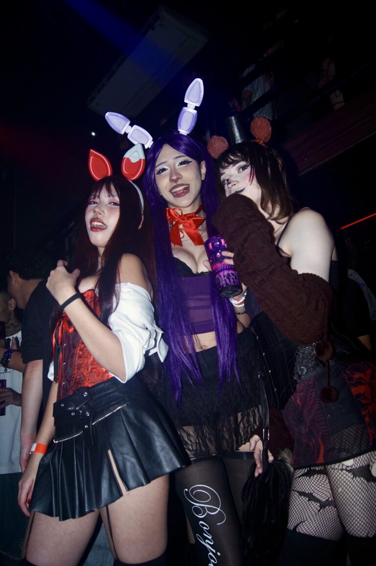 Amigas com orelhas de coelho e cabelo roxo — Sad Baile Joker, Halloween em São Paulo, 17/10/2026