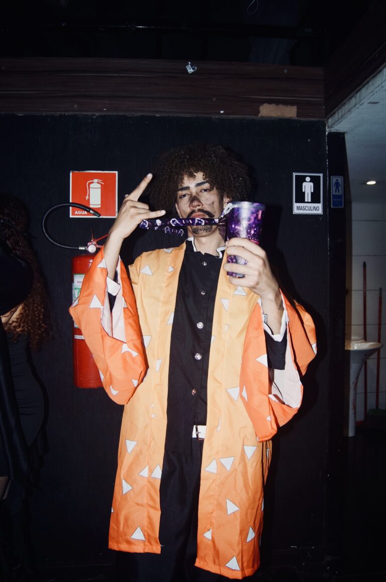 Fantasia de Zenitsu com copo Joker — Sad Baile Joker, Halloween em São Paulo, 17/10/2026