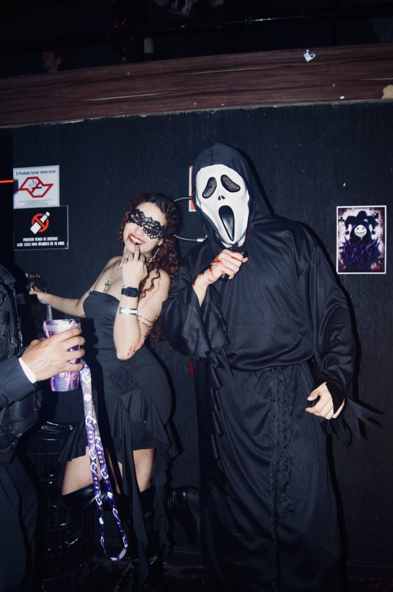 Ghostface, do Pânico, ao lado de garota de máscara — Sad Baile Joker, Halloween em São Paulo, 17/10/2026
