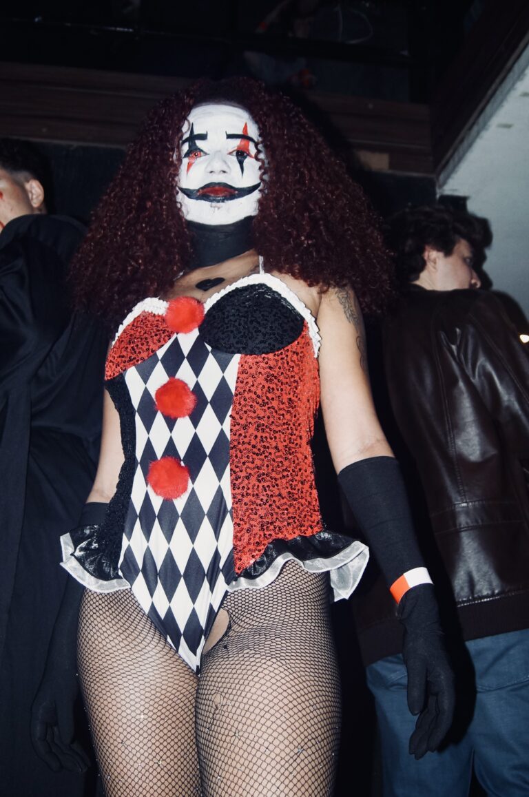 Arlequina de peruca cacheada e meia arrastão — Sad Baile Joker, Halloween em São Paulo, 17/10/2026