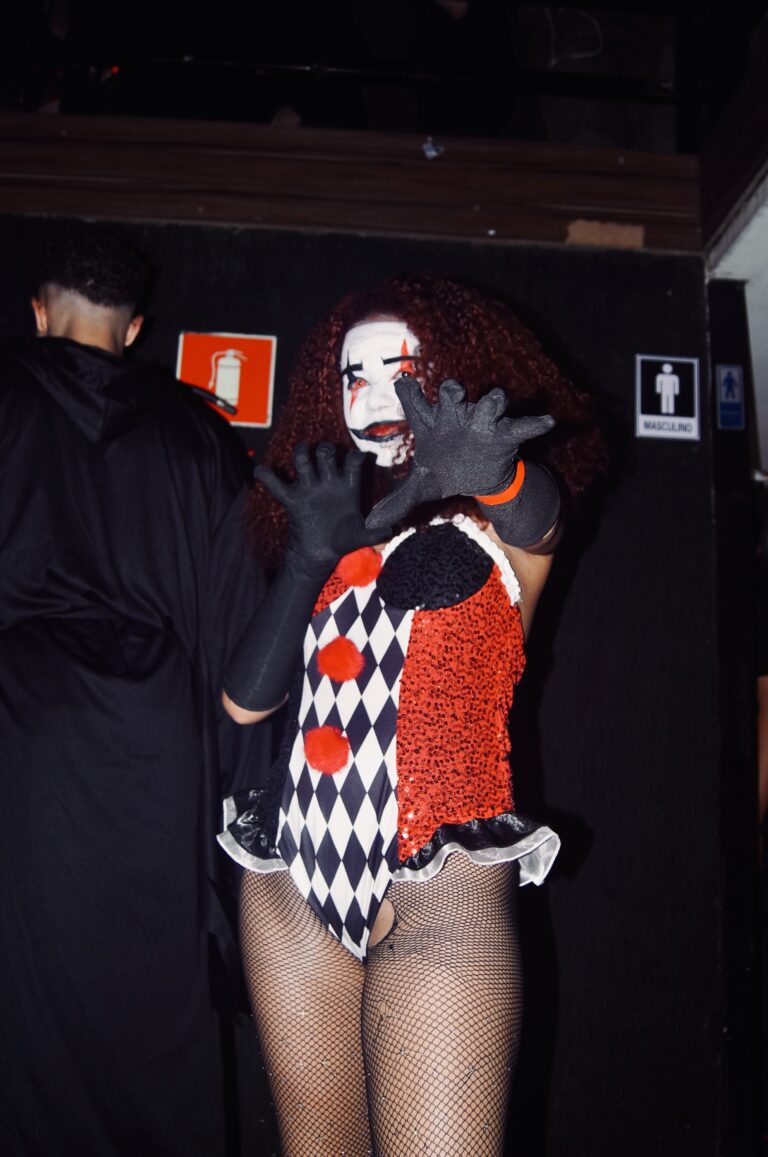 Arlequina de luvas pretas faz pose — Sad Baile Joker, Halloween em São Paulo, 17/10/2026