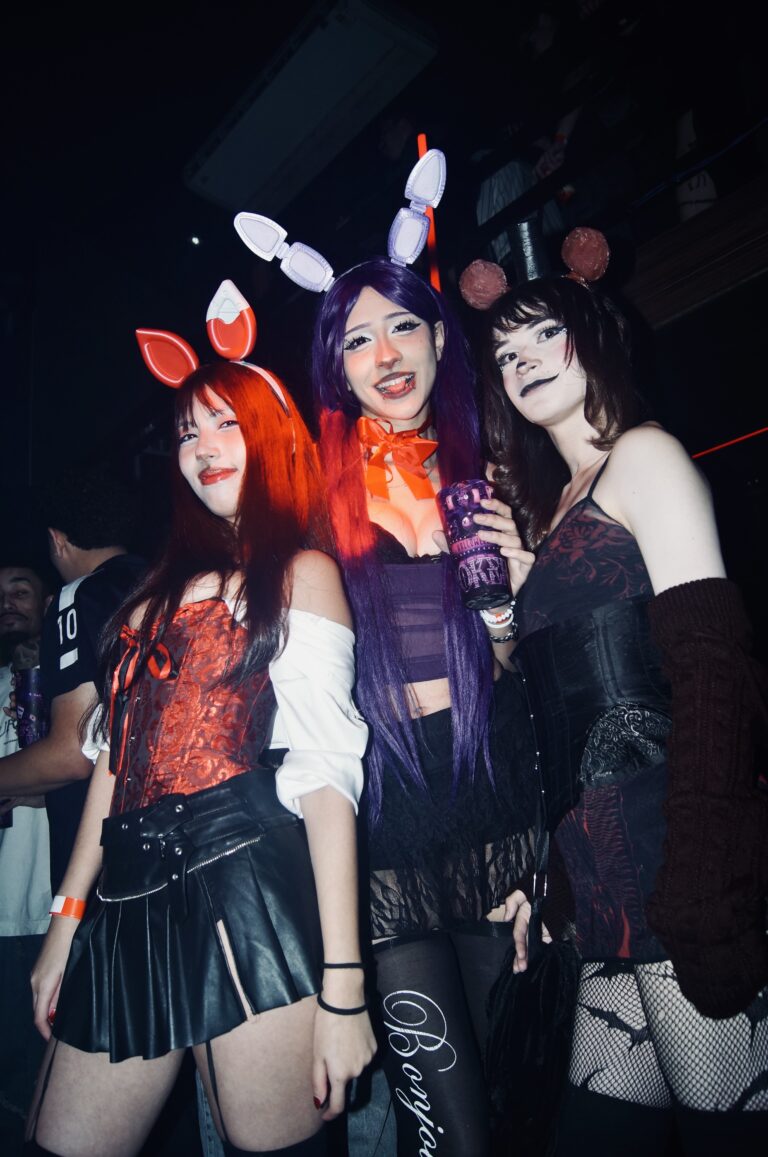 Trio de amigas com orelhas de coelho — Sad Baile Joker, Halloween em São Paulo, 17/10/2026