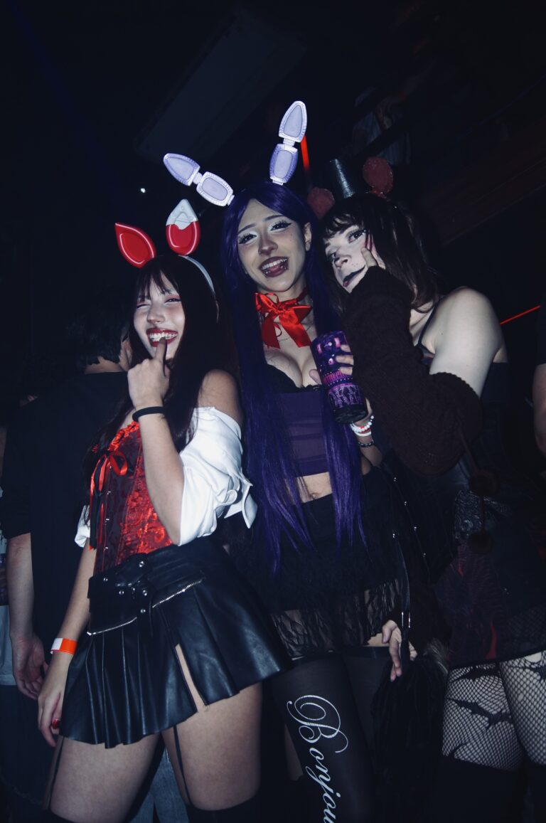 Amigas fantasiadas com orelhas de coelho sorriem — Sad Baile Joker, Halloween em São Paulo, 17/10/2026