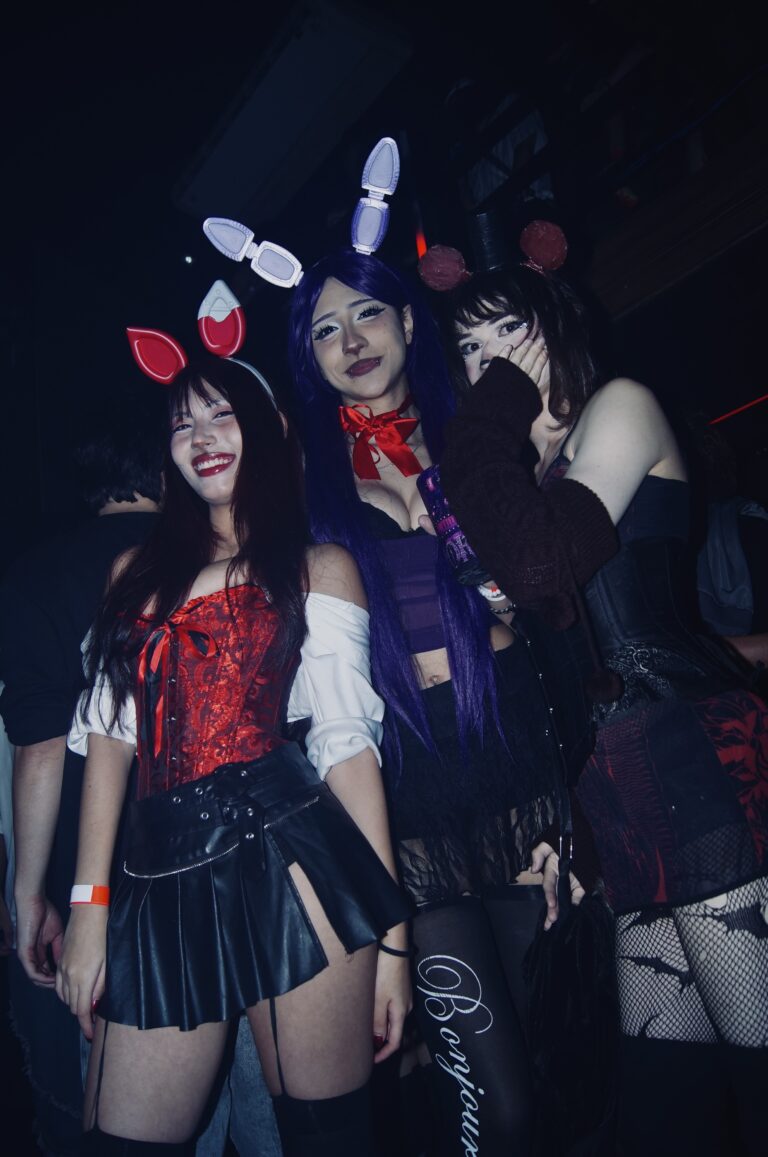 Garotas de orelhas de coelho e garota gótica — Sad Baile Joker, Halloween em São Paulo, 17/10/2026