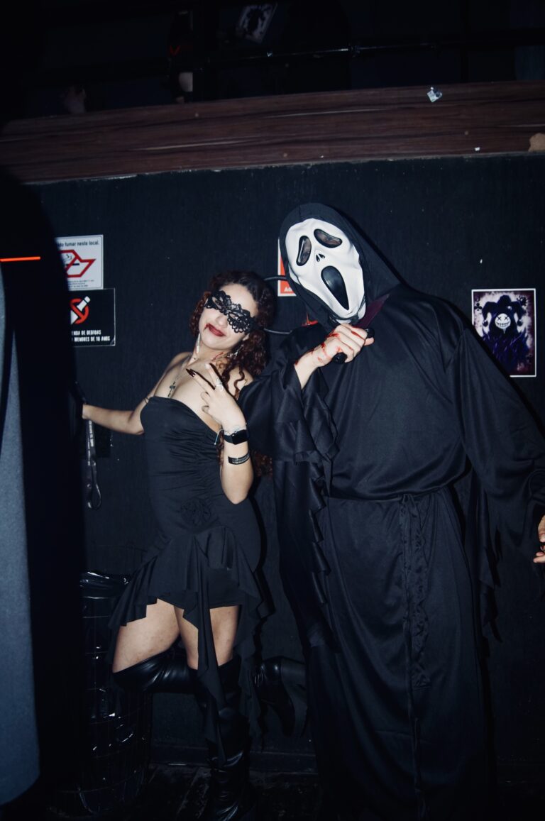 Ghostface e amiga de máscara posam juntos — Sad Baile Joker, Halloween em São Paulo, 17/10/2026