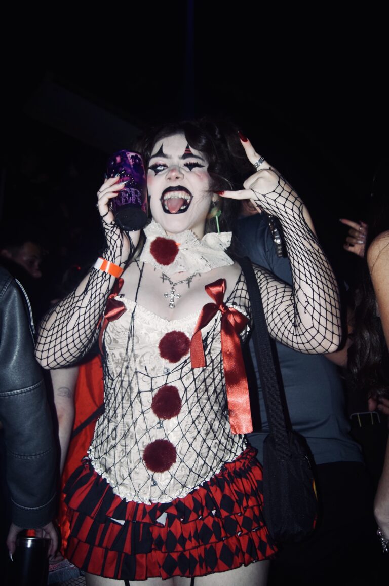 Boneca de pano com copo Joker abre a boca — Sad Baile Joker, Halloween em São Paulo, 17/10/2026