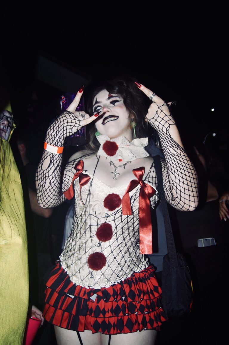 Boneca de rosto pintado faz chifrinhos com a mão — Sad Baile Joker, Halloween em São Paulo, 17/10/2026