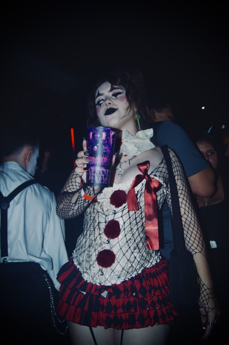 Boneca bebe no copo Joker — Sad Baile Joker, Halloween em São Paulo, 17/10/2026