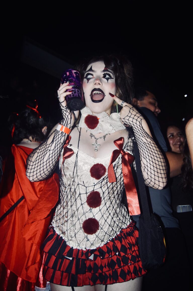 Boneca de rosto pintado com copo Joker — Sad Baile Joker, Halloween em São Paulo, 17/10/2026