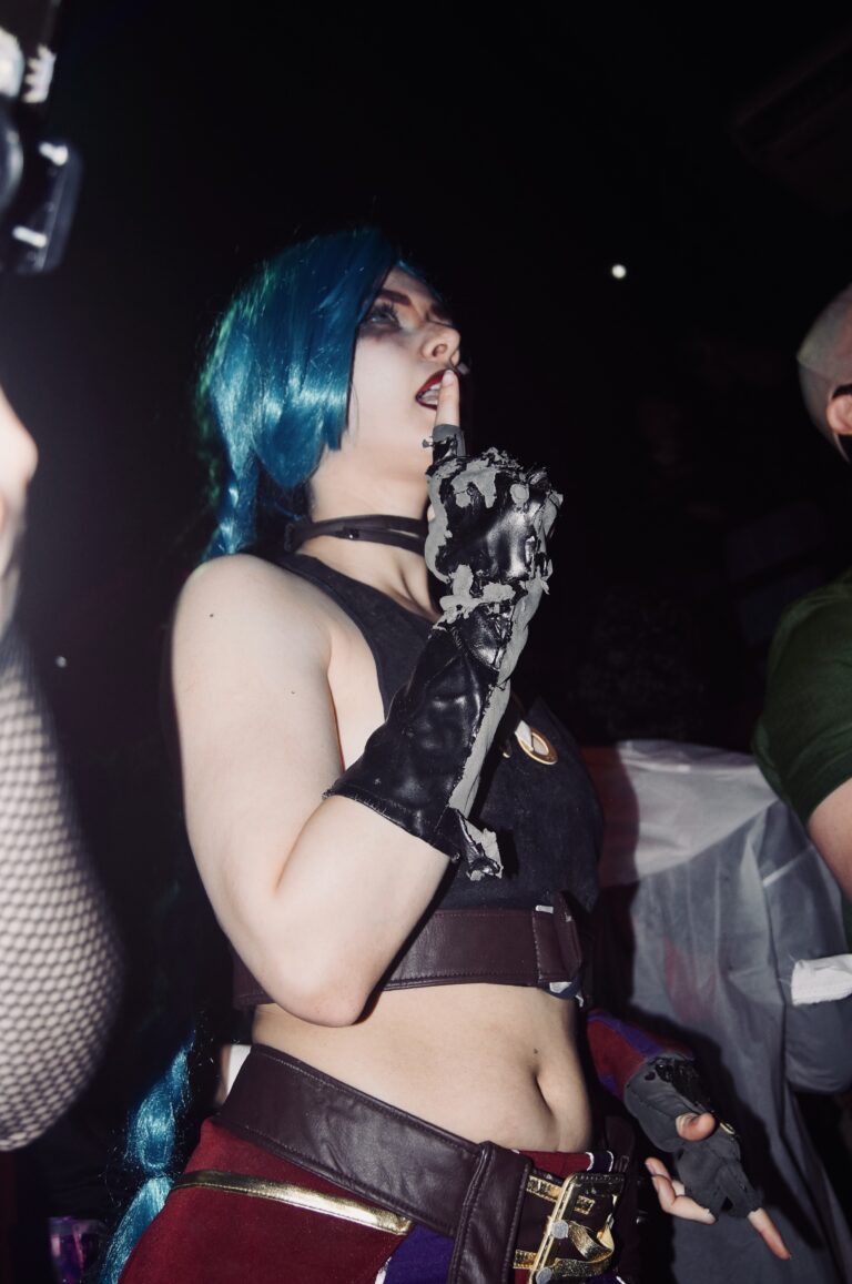 Fantasia de Jinx com tranças azuis — Sad Baile Joker, Halloween em São Paulo, 17/10/2026
