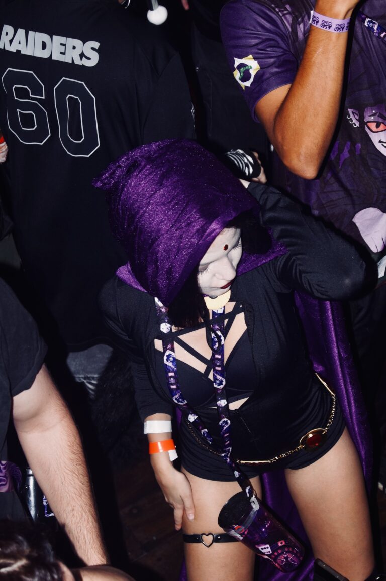 Fantasia de Ravena de capa roxa na pista — Sad Baile Joker, Halloween em São Paulo, 17/10/2026