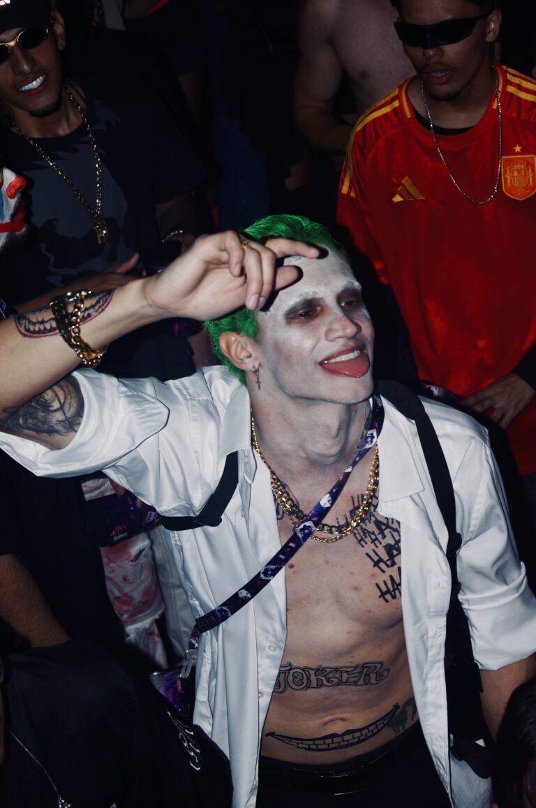 Fantasia de Coringa de cabelo verde e suspensórios — Sad Baile Joker, Halloween em São Paulo, 17/10/2026