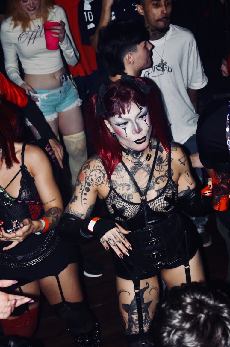 Garota de cabelo vermelho com corset e tatuagens — Sad Baile Joker, Halloween em São Paulo, 17/10/2026