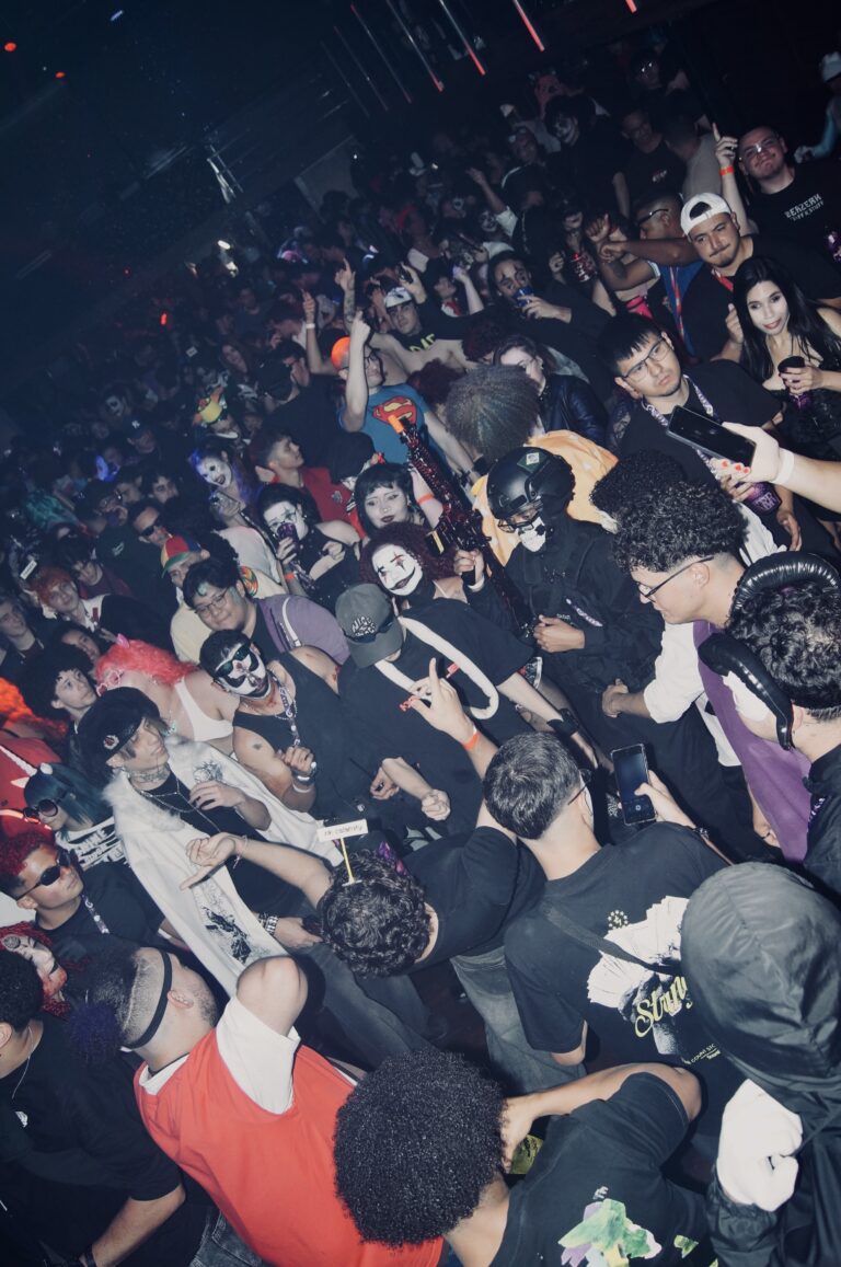 Pista lotada vista de cima — Sad Baile Joker, Halloween em São Paulo, 17/10/2026