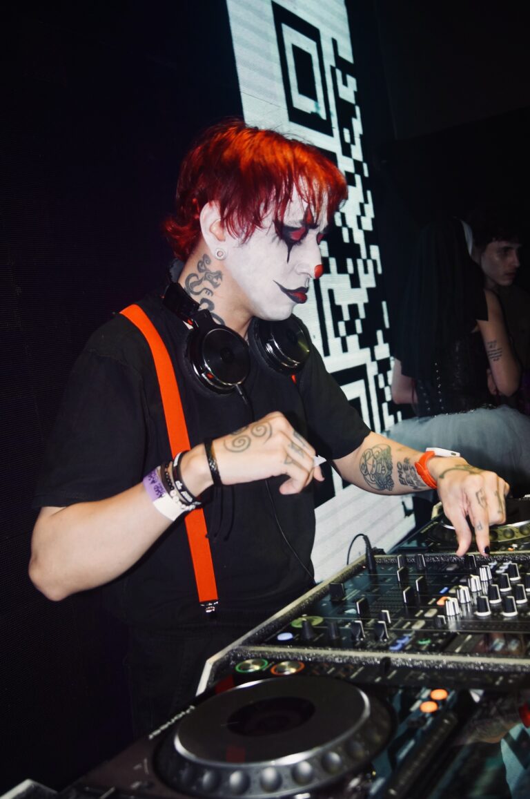 DJ de suspensórios vermelhos e maquiagem de palhaço — Sad Baile Joker, Halloween em São Paulo, 17/10/2026