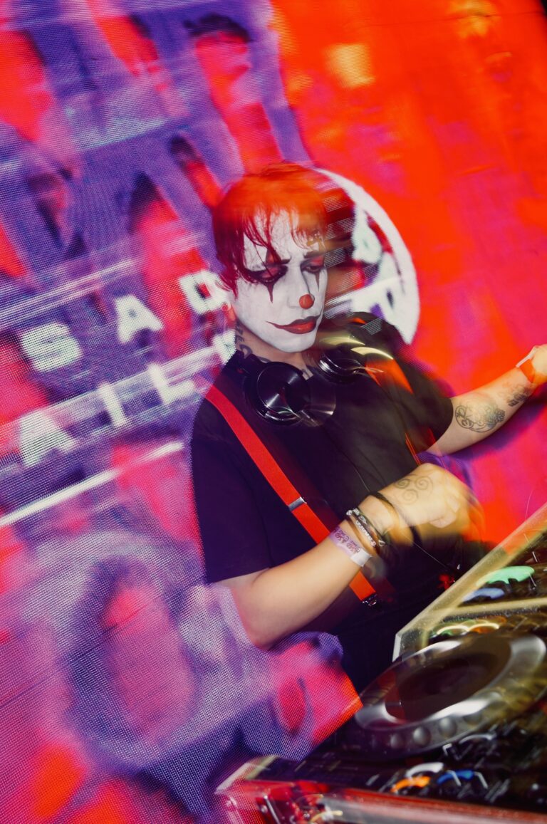 DJ de rosto pintado diante do telão da Sad Baile — Sad Baile Joker, Halloween em São Paulo, 17/10/2026