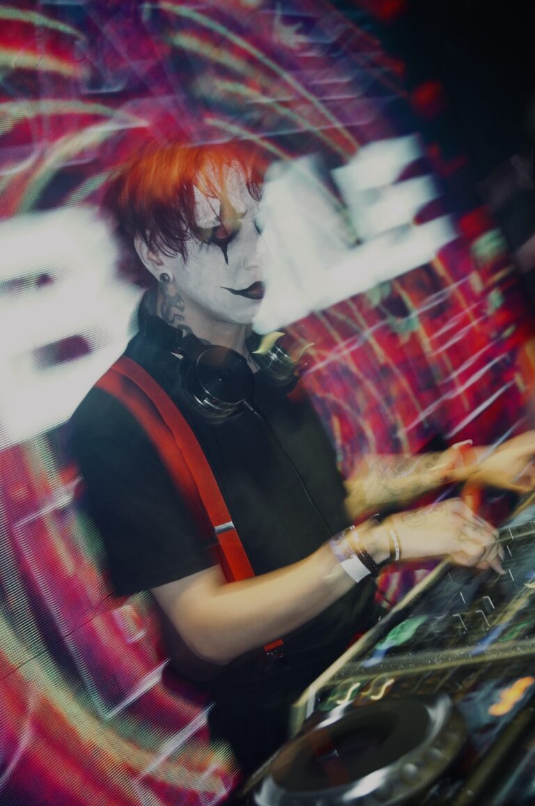 DJ de suspensórios em foto com efeito de giro — Sad Baile Joker, Halloween em São Paulo, 17/10/2026