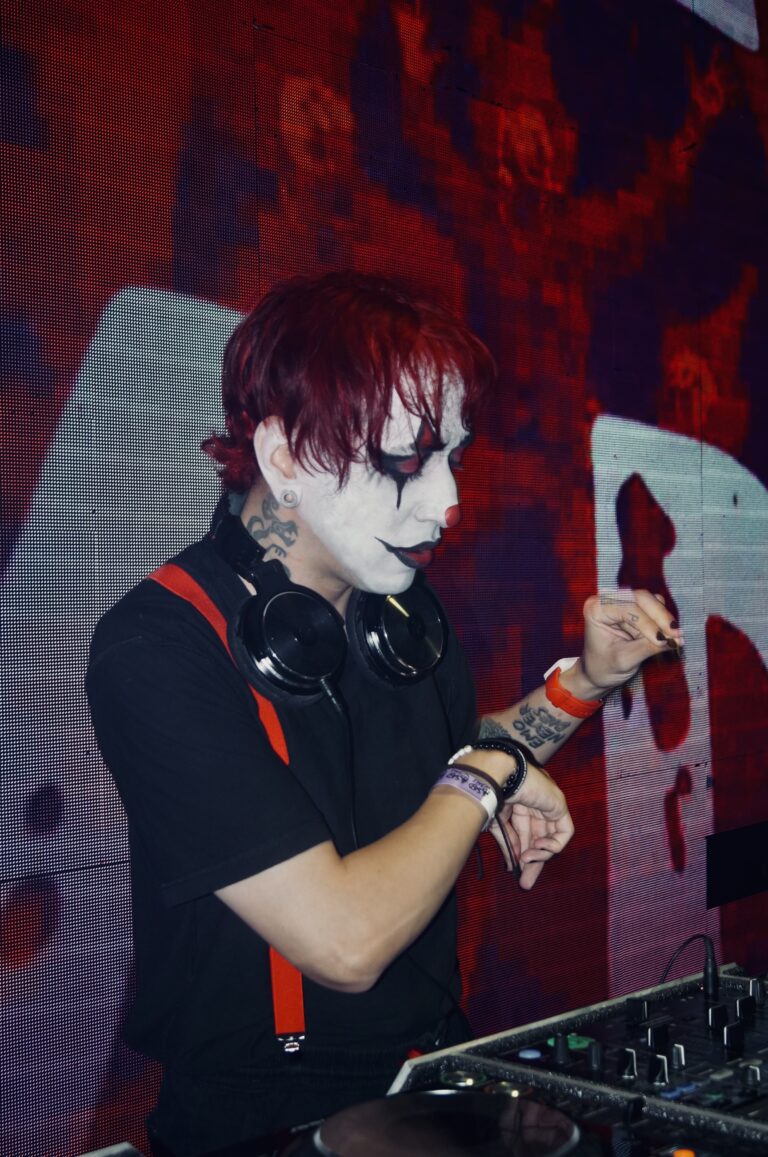 DJ de cabelo ruivo e suspensórios nos controles — Sad Baile Joker, Halloween em São Paulo, 17/10/2026