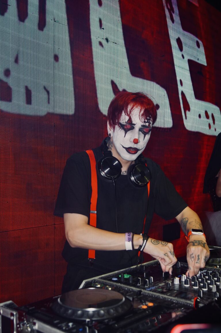 DJ de rosto pintado com o letreiro ao fundo — Sad Baile Joker, Halloween em São Paulo, 17/10/2026