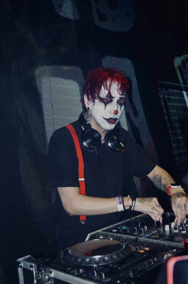 DJ de suspensórios sob luz azul — Sad Baile Joker, Halloween em São Paulo, 17/10/2026
