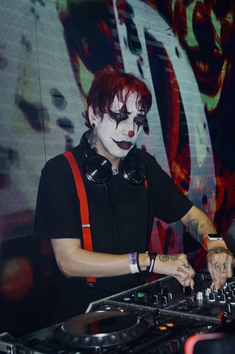 DJ com maquiagem de palhaço mixando — Sad Baile Joker, Halloween em São Paulo, 17/10/2026