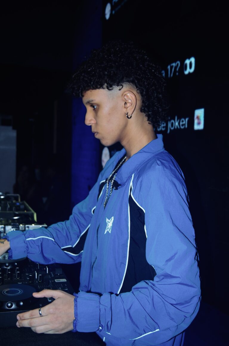 DJ de jaqueta azul nos controles — Sad Baile Joker, Halloween em São Paulo, 17/10/2026