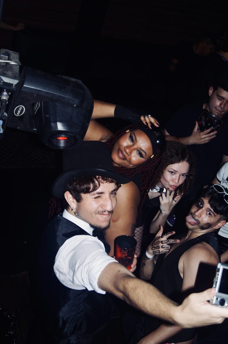 Amigos fazem selfie perto do palco — Sad Baile Joker, Halloween em São Paulo, 17/10/2026