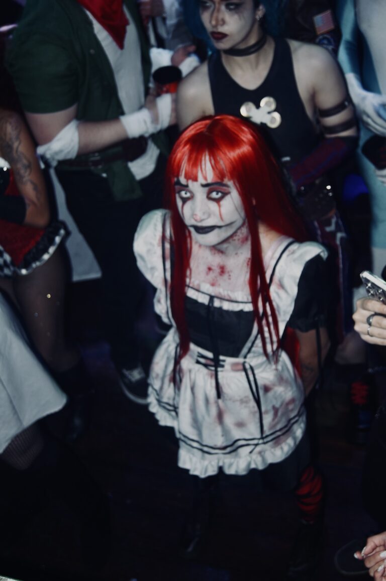 Garota de peruca ruiva e avental ensanguentado — Sad Baile Joker, Halloween em São Paulo, 17/10/2026