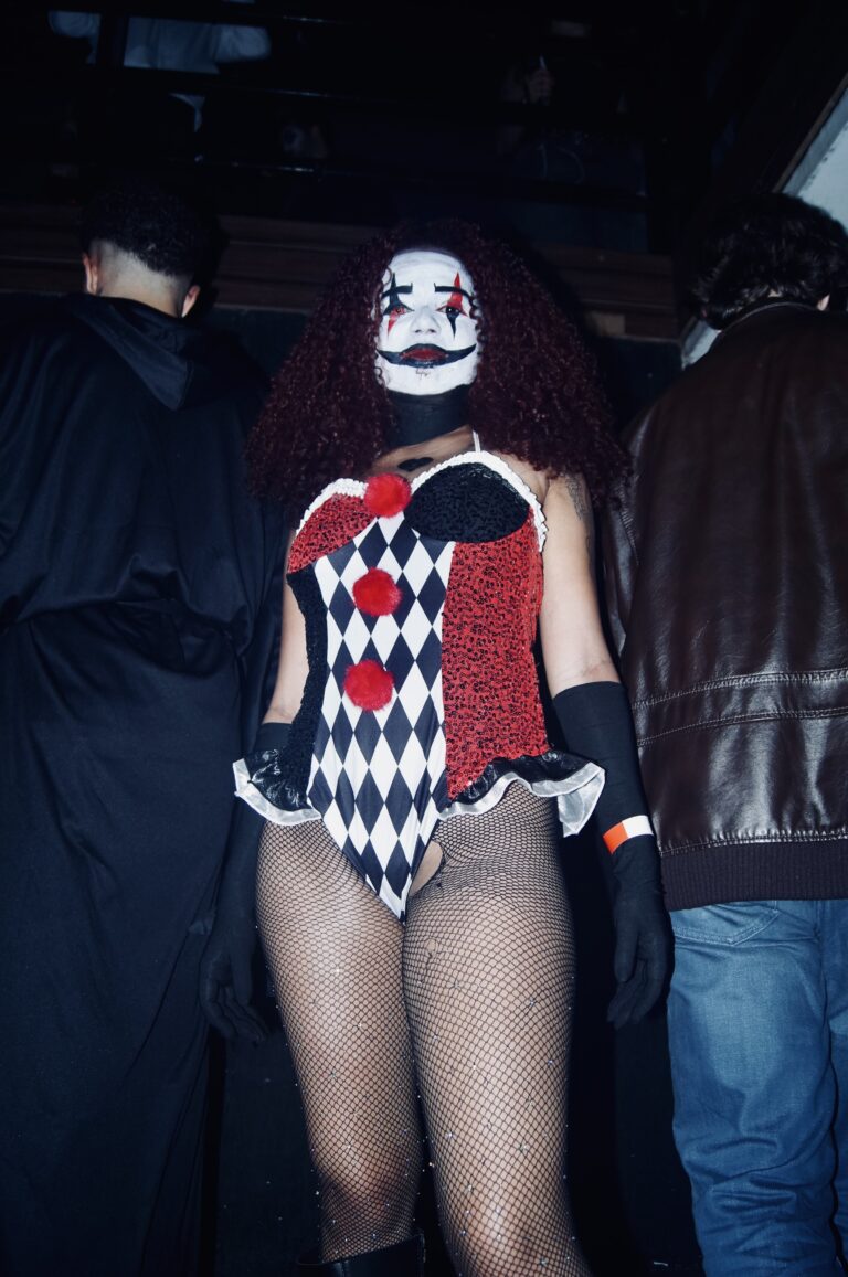 Arlequina de peruca cacheada vista de frente — Sad Baile Joker, Halloween em São Paulo, 17/10/2026