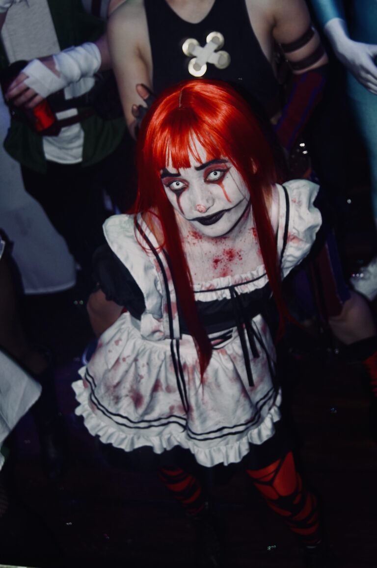Fantasia de empregada ensanguentada de peruca ruiva — Sad Baile Joker, Halloween em São Paulo, 17/10/2026