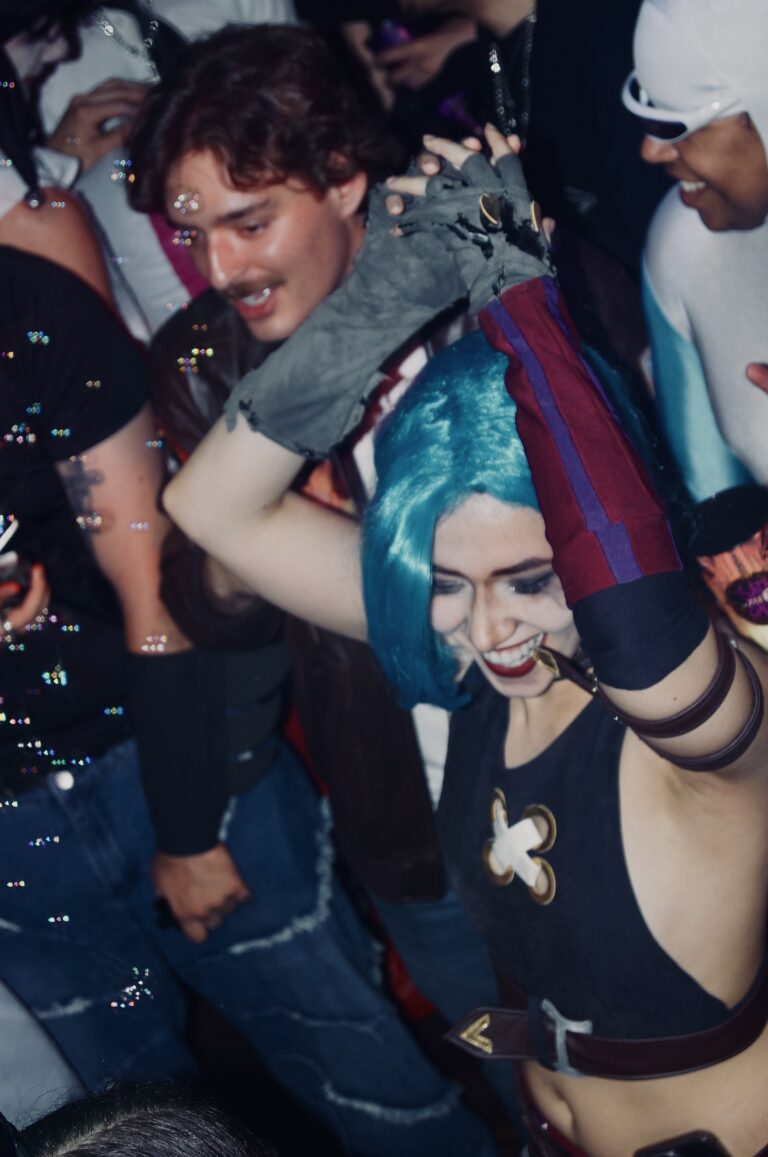 Jinx de cabelo azul dança com amigo — Sad Baile Joker, Halloween em São Paulo, 17/10/2026