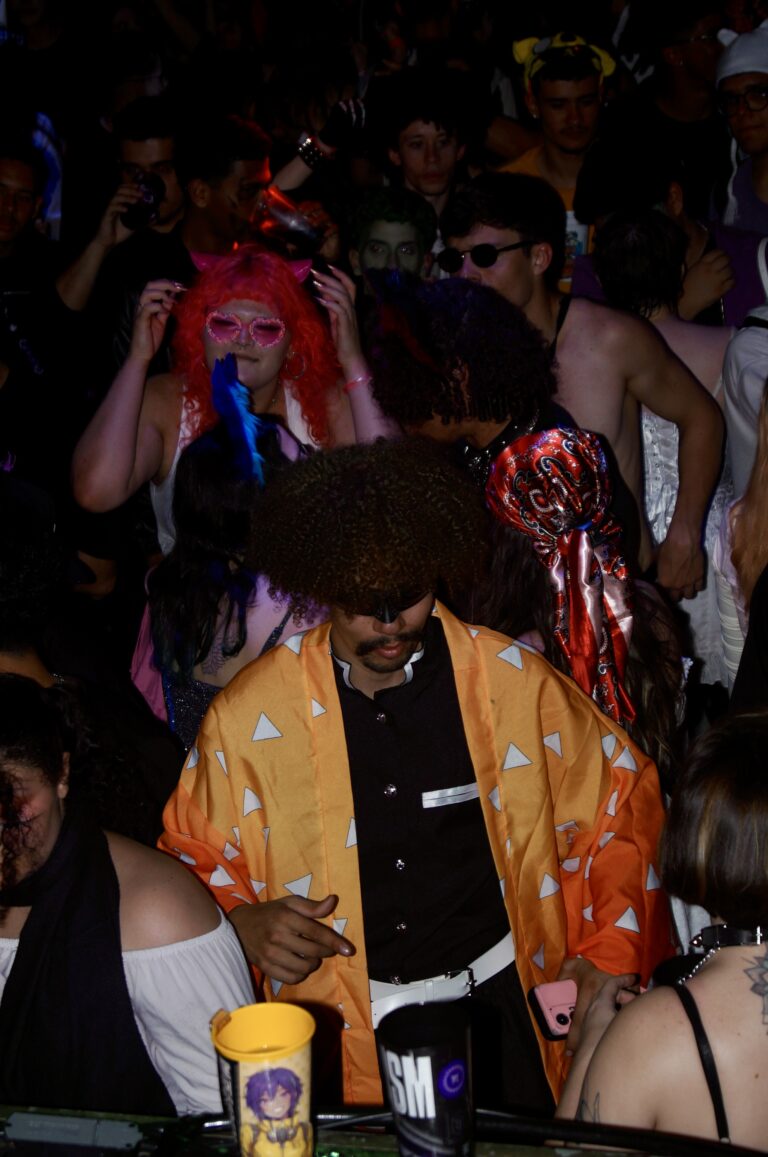 Rapaz de kimono laranja no meio da galera — Sad Baile Joker, Halloween em São Paulo, 17/10/2026