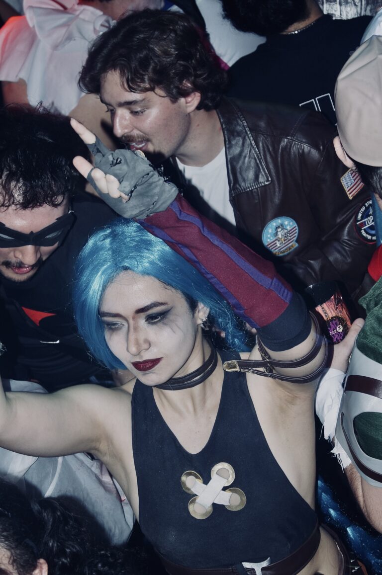 Jinx de cabelo azul em meio à galera — Sad Baile Joker, Halloween em São Paulo, 17/10/2026