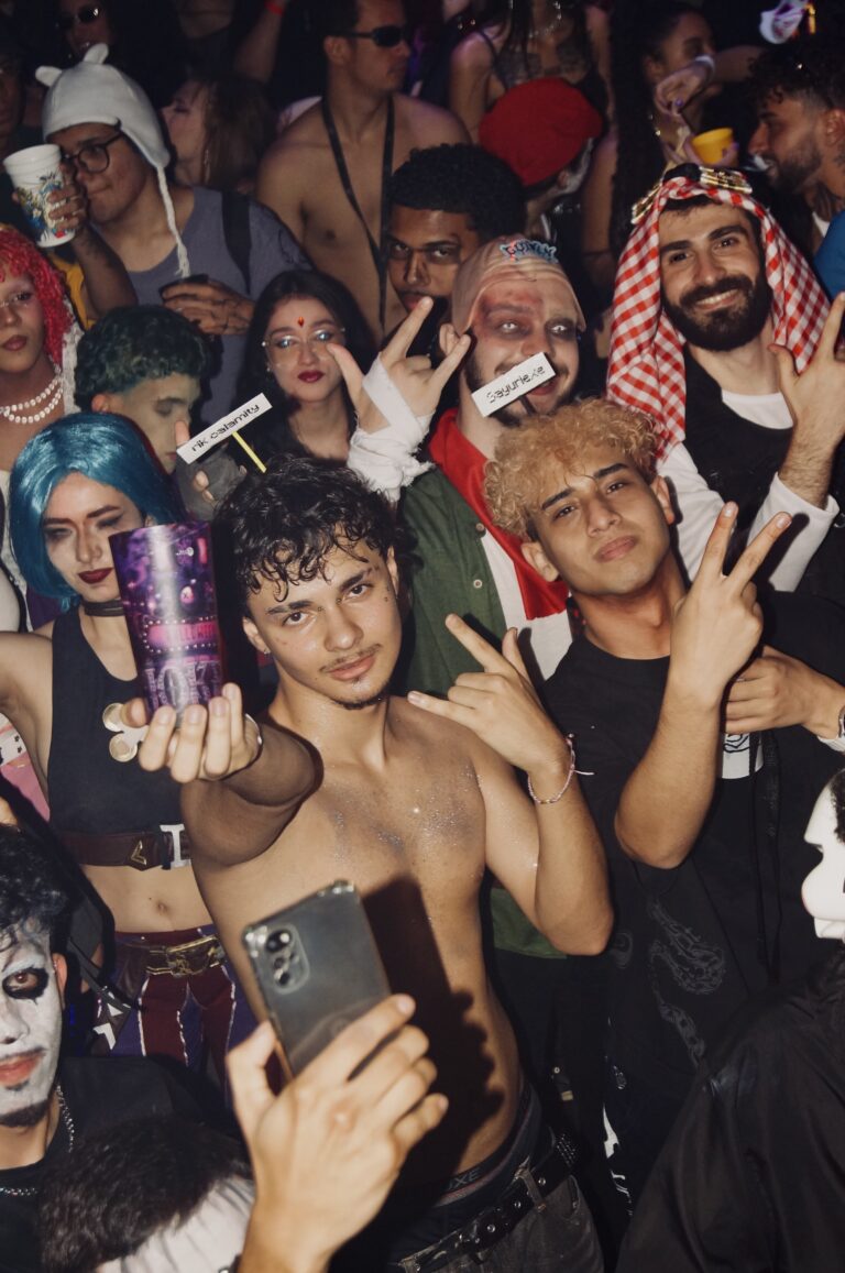 Galera faz selfie com copos na pista — Sad Baile Joker, Halloween em São Paulo, 17/10/2026