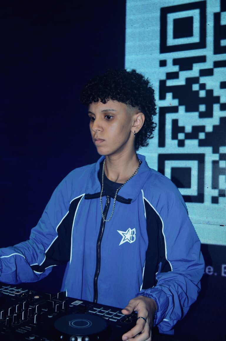 DJ de jaqueta azul ao lado do QR code — Sad Baile Joker, Halloween em São Paulo, 17/10/2026