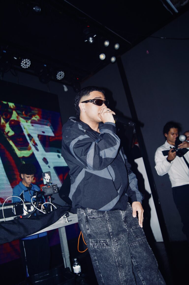 Rapper de jaqueta cinza canta no palco — Sad Baile Joker, Halloween em São Paulo, 17/10/2026