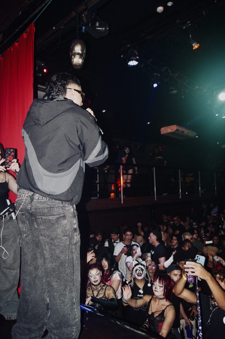 Rapper de costas canta para a pista lotada — Sad Baile Joker, Halloween em São Paulo, 17/10/2026