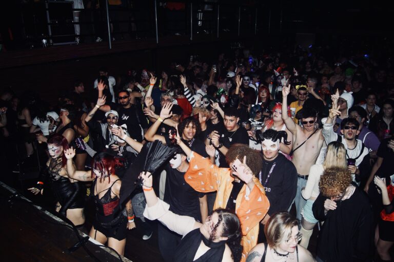 Pista lotada vibra diante do palco — Sad Baile Joker, Halloween em São Paulo, 17/10/2026