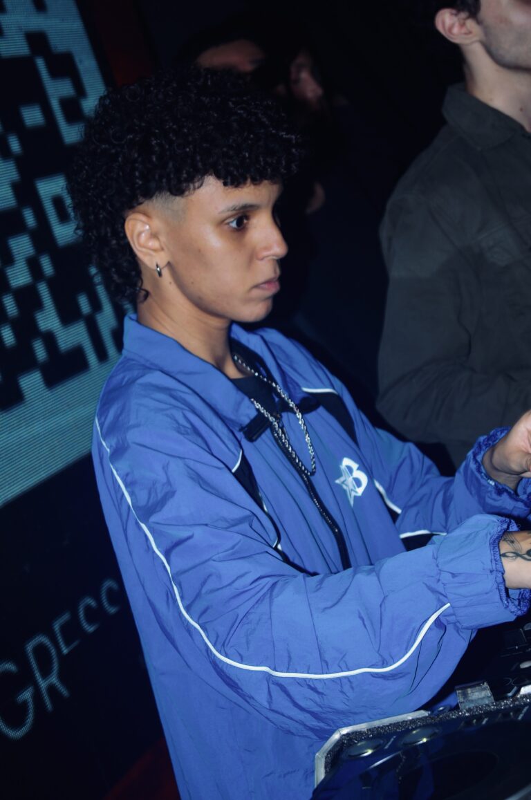 DJ de jaqueta azul de perfil — Sad Baile Joker, Halloween em São Paulo, 17/10/2026