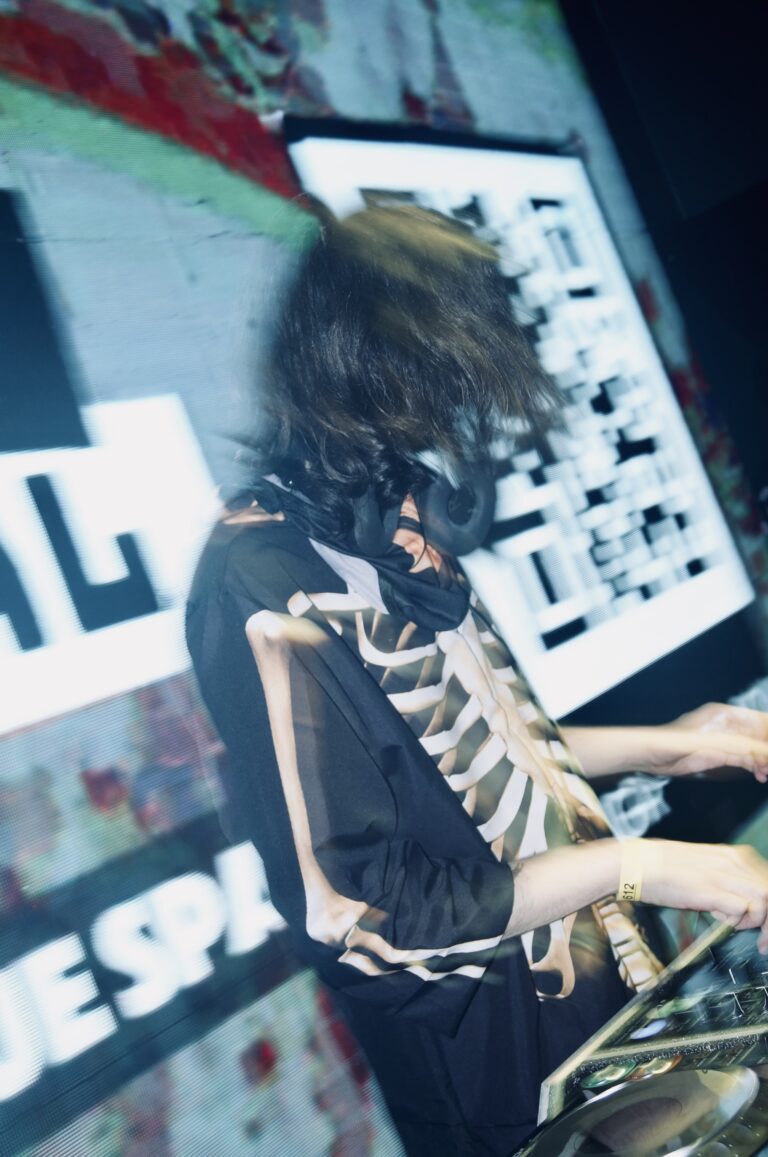 DJ de jaqueta de esqueleto com efeito de movimento — Sad Baile Joker, Halloween em São Paulo, 17/10/2026