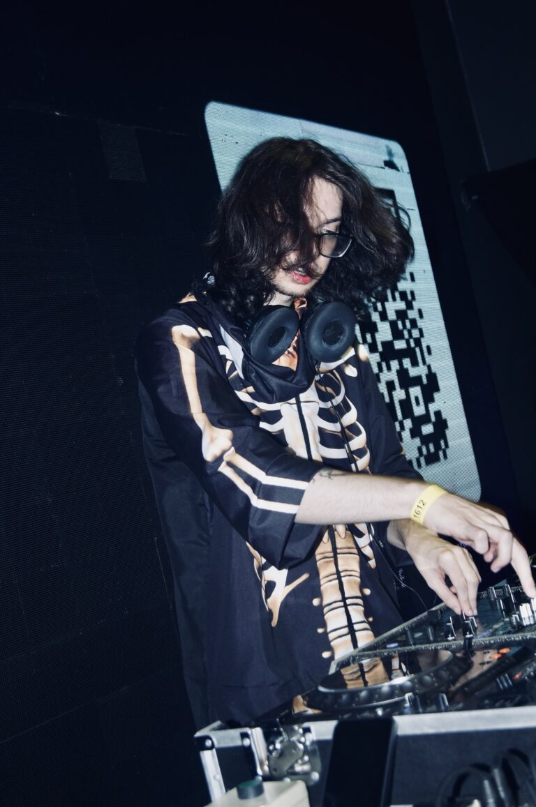 DJ de cabelo comprido e jaqueta de esqueleto — Sad Baile Joker, Halloween em São Paulo, 17/10/2026