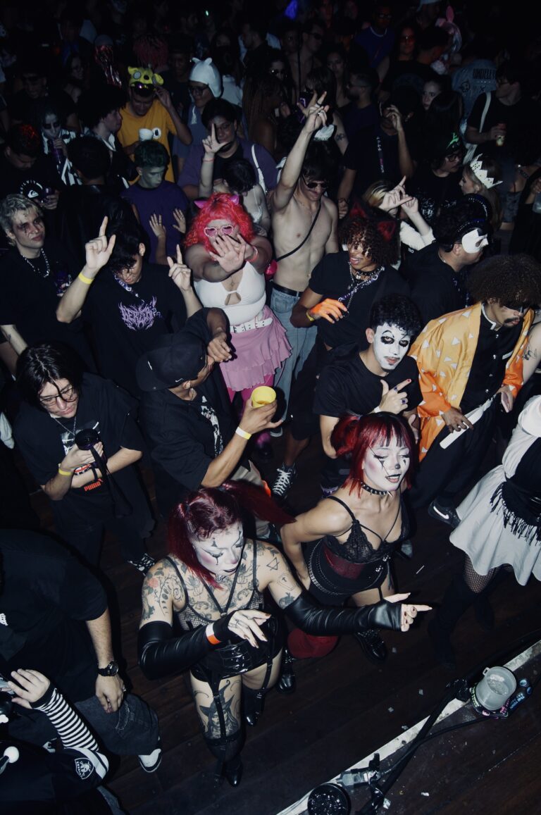 Galera fantasiada lota a frente do palco — Sad Baile Joker, Halloween em São Paulo, 17/10/2026