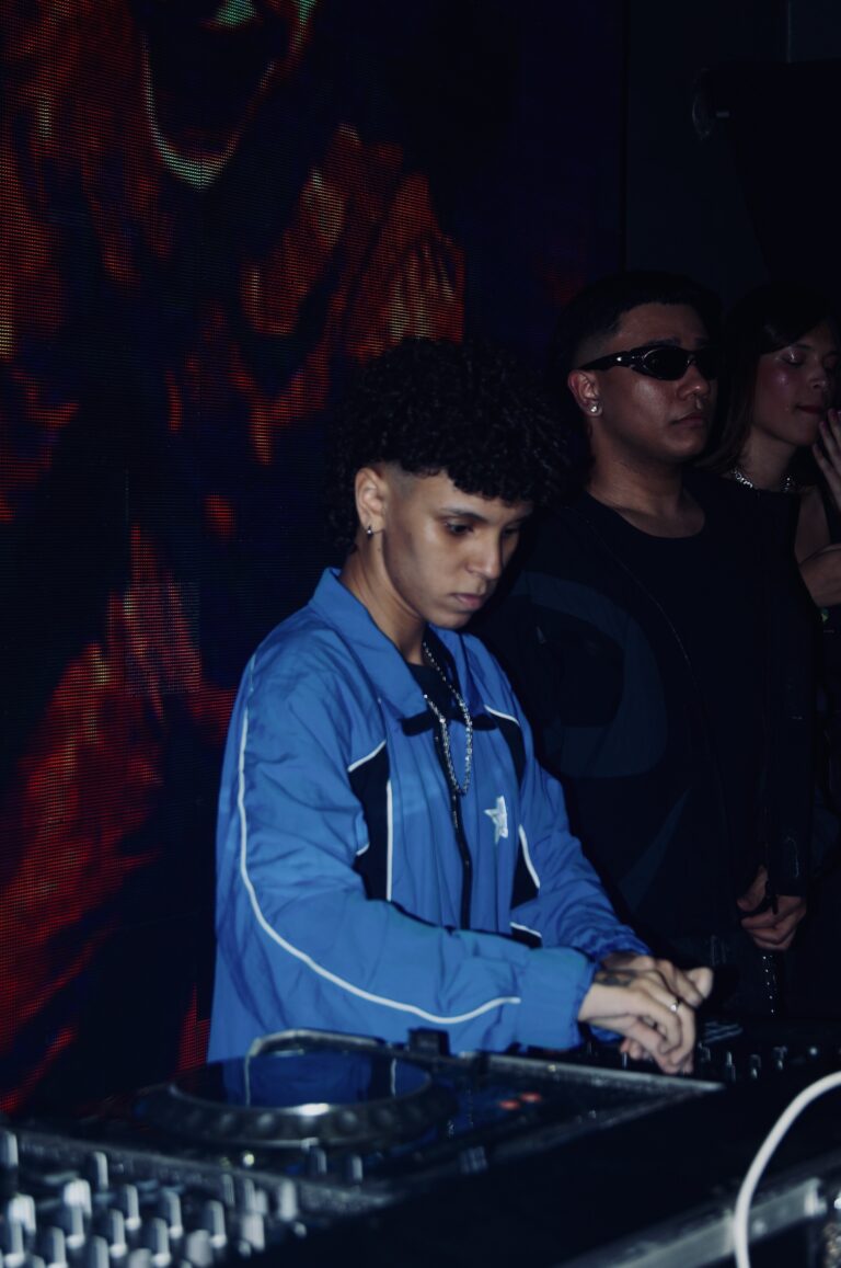 DJ de jaqueta azul com amigos atrás — Sad Baile Joker, Halloween em São Paulo, 17/10/2026