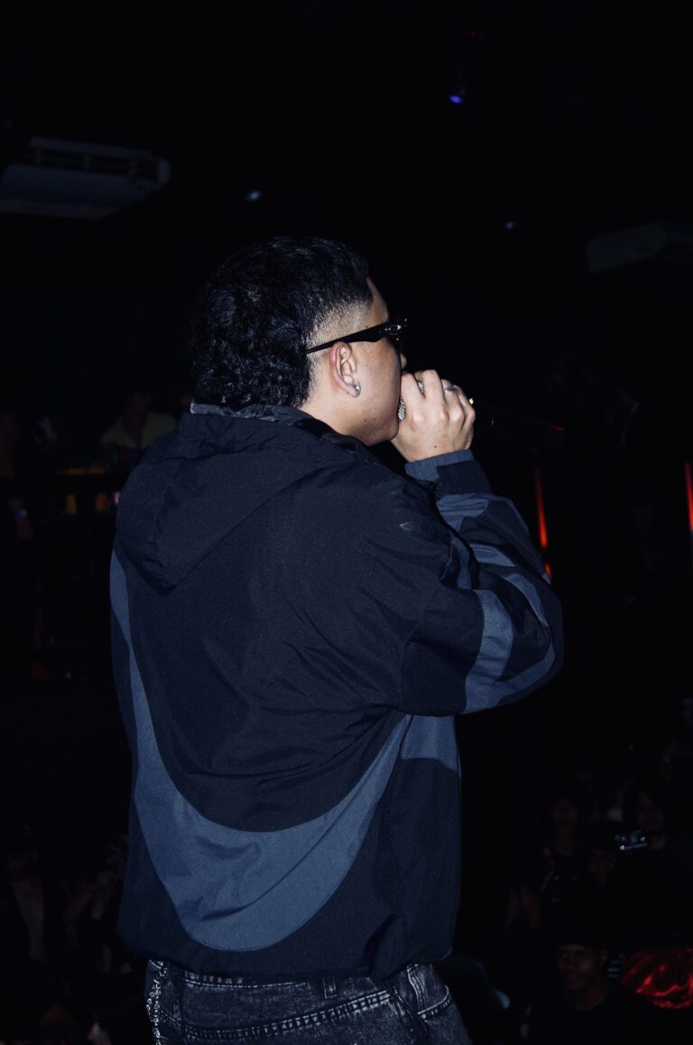 Rapper de costas cobre a boca — Sad Baile Joker, Halloween em São Paulo, 17/10/2026