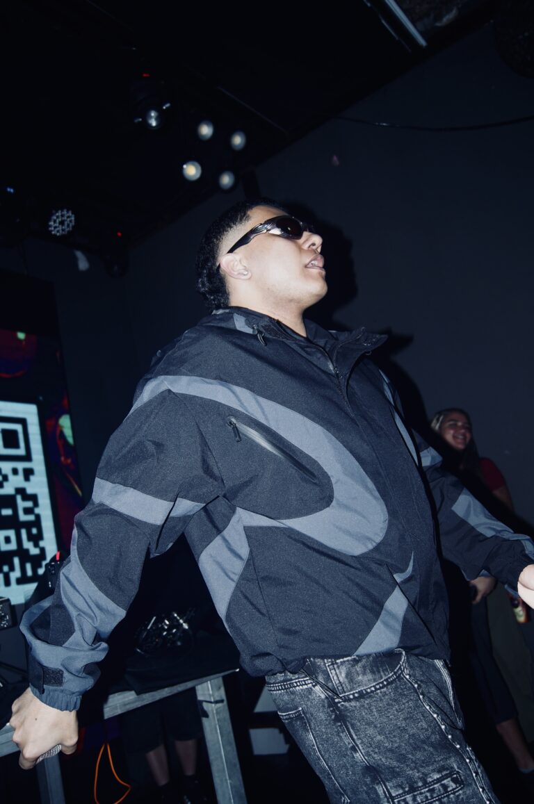 Rapper de óculos escuros e jaqueta cinza dança — Sad Baile Joker, Halloween em São Paulo, 17/10/2026